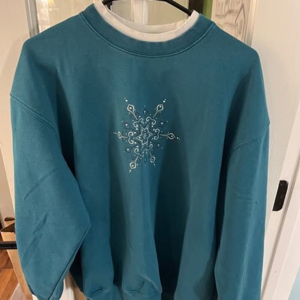 M&C Sportswear XL Snowflake Embroidered Sweatshirt